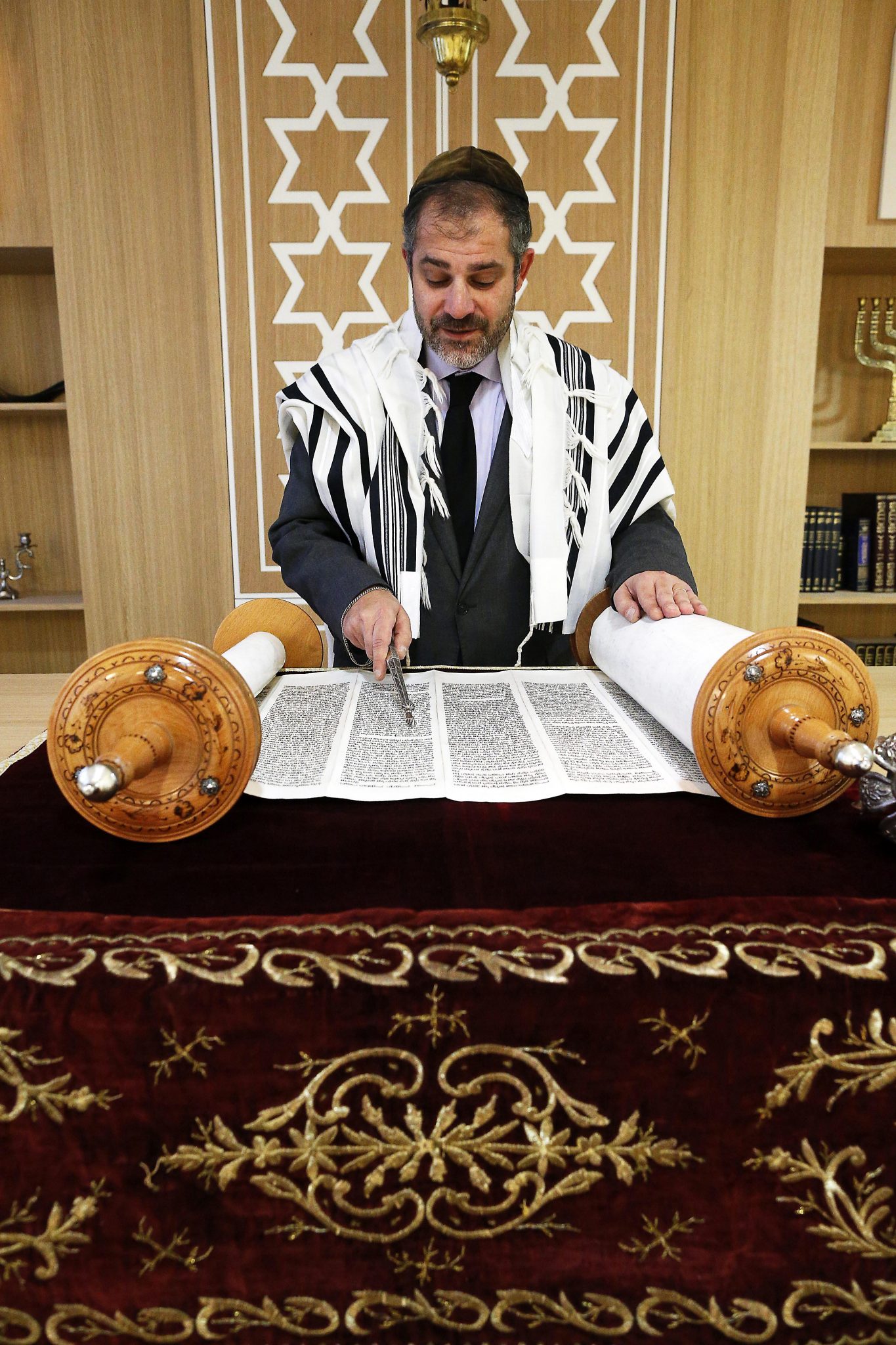 reading-of-the-torah-in-a-synagogue-j-dische-allgemeine