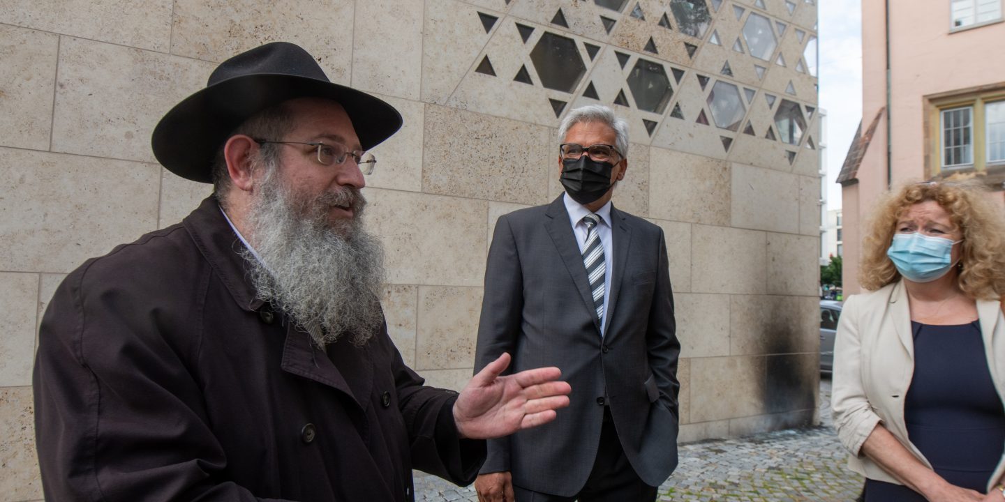 Brandanschlag Auf Synagoge Ulm: Verdächtiger Entzieht Sich Weiter Den ...